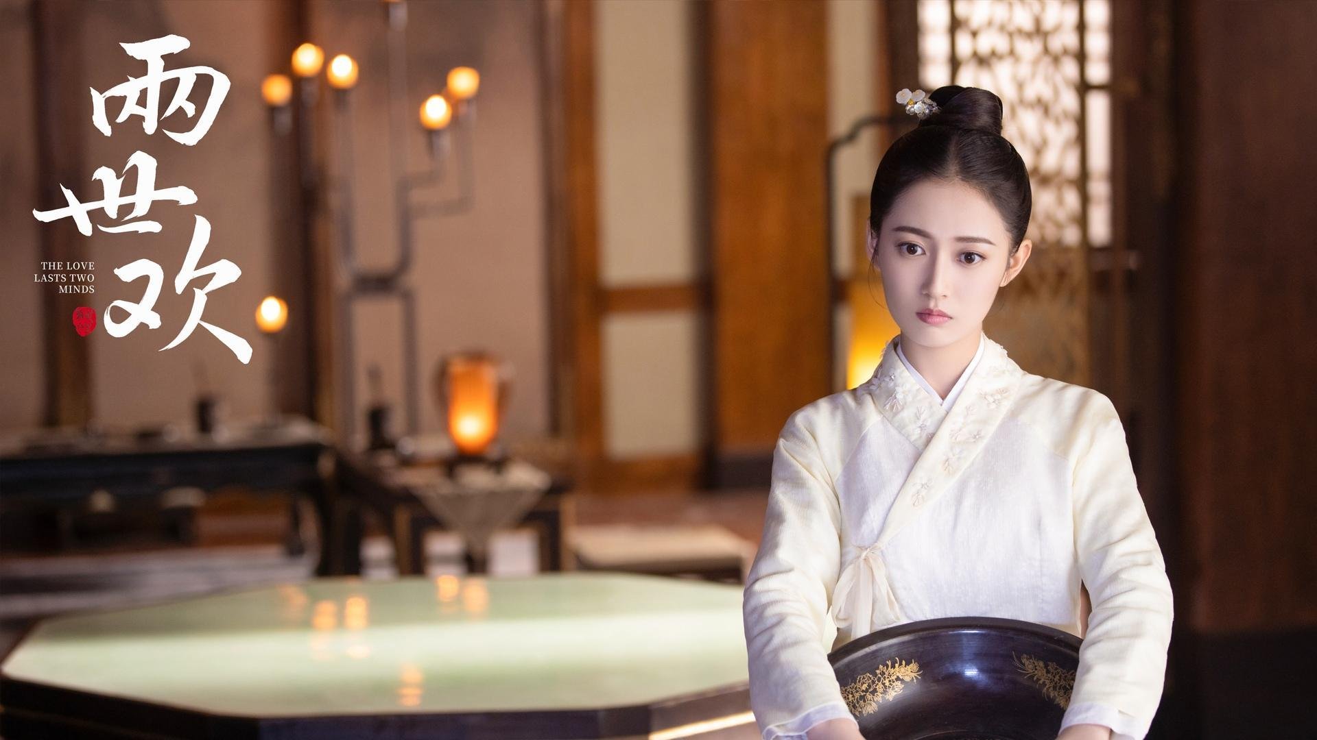 爱游戏品牌互动-美国骑手劳拉·克劳特在巴黎奥运会上与“Baloutinue”马匹共同夺得障碍赛银牌，展现默契配合。